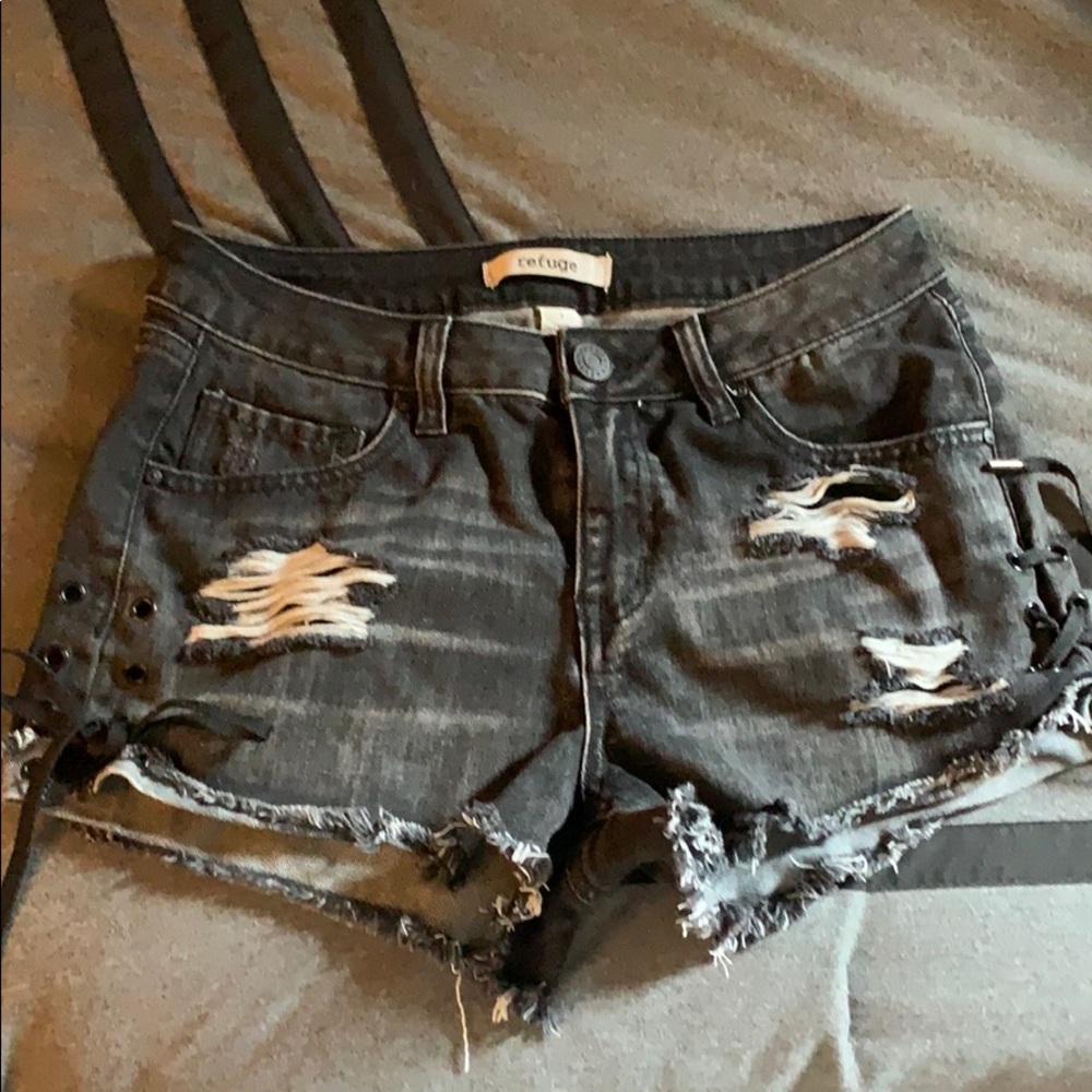Black refuge shorts